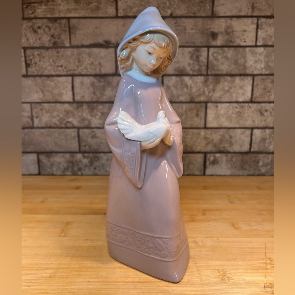 1982 Vintage Nao Lladro’ Figurine Girl with Dove Madein Spain 10.75”